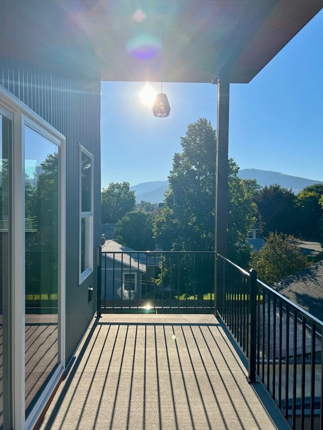 Building Photo - 11th St Flats