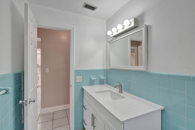 Building Photo - 7010-7012 NW 78th Ave