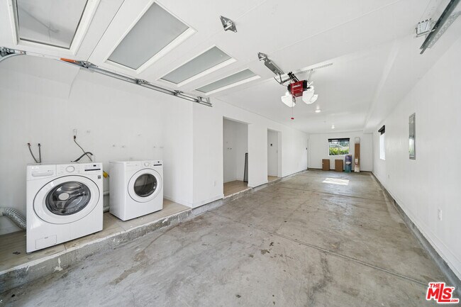 Building Photo - 835 N Harvard Blvd