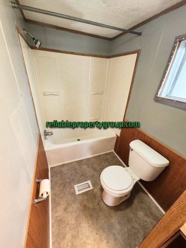 Building Photo - New Listing in Fort Wayne