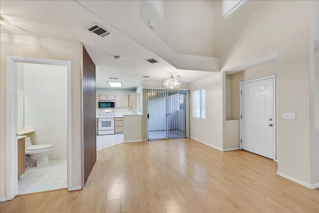 Building Photo - 2 Bedroom, 2 1/2 bath Townhome