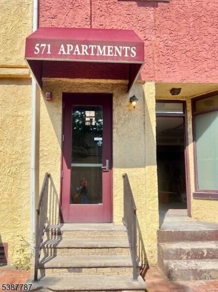 Building Photo - 571 Bloomfield Ave