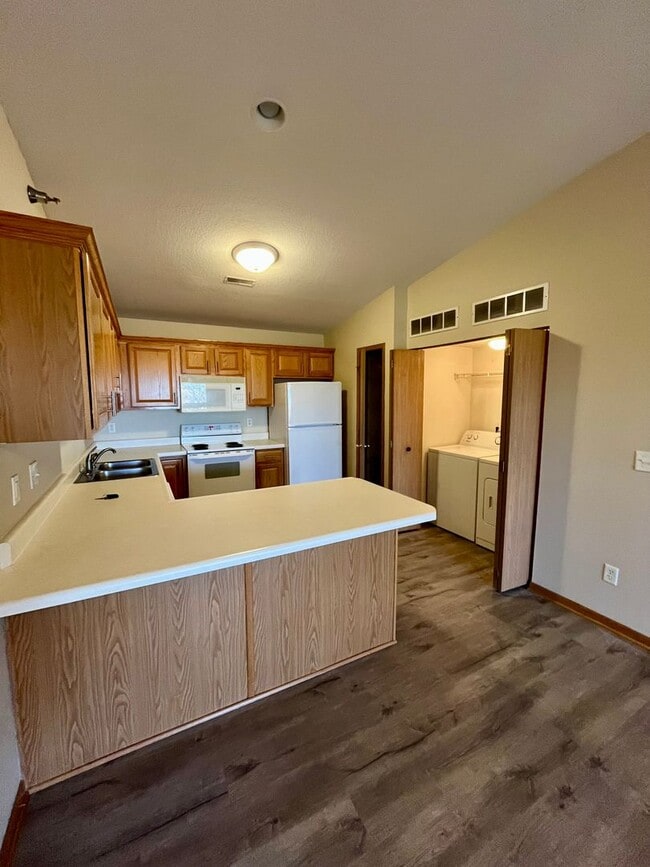 Building Photo - Condo For Rent!