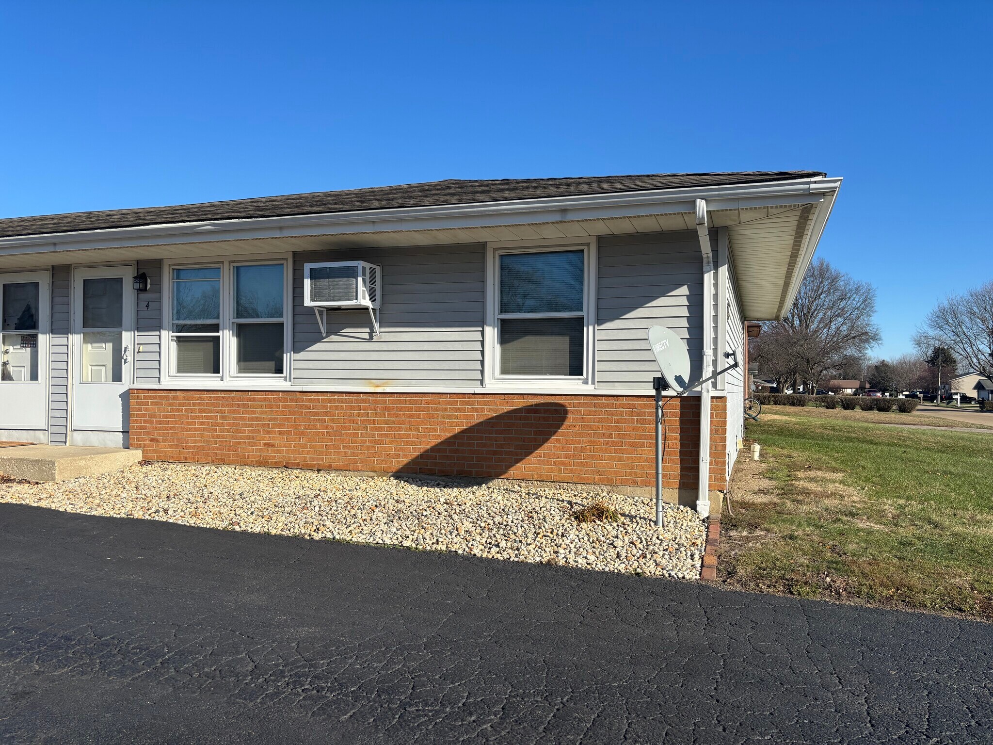 Building Photo - 422 Windsor Dr