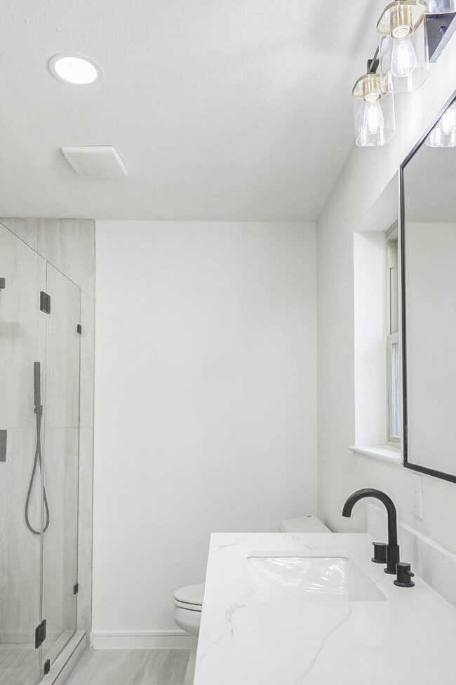 Building Photo - 9923 Emnora Ln