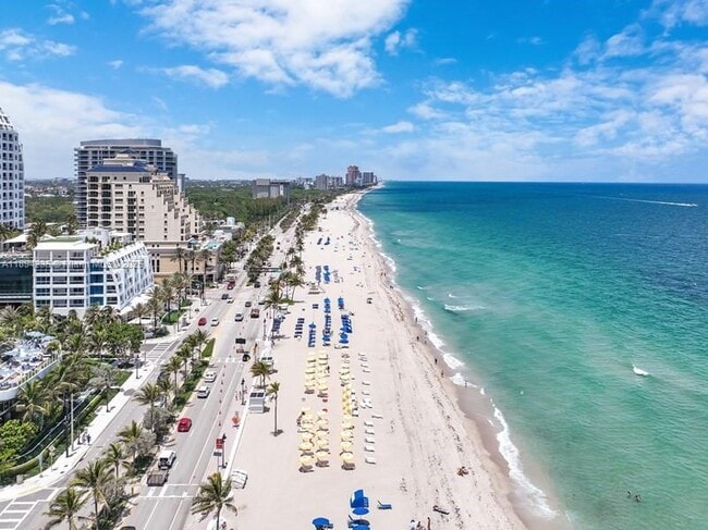 Building Photo - 3000 Riomar St