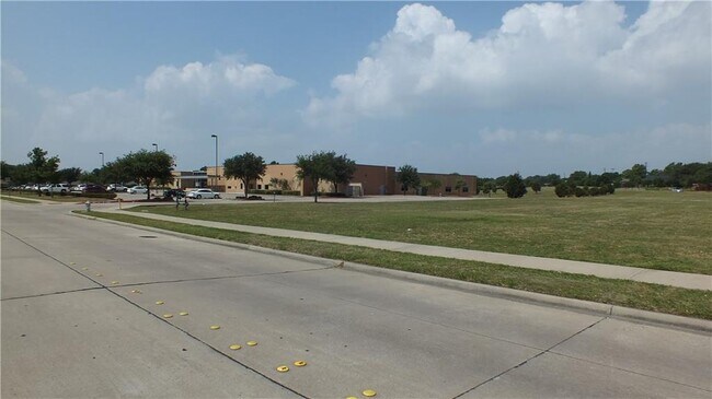 Building Photo - 2401 Brooke Ct