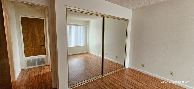 Building Photo - Creekridge Villas Single Story Condo in Ga...