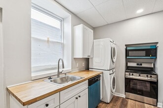 Building Photo - 2553 E Somerset St