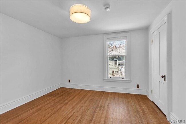 Building Photo - 887 W Ferry St