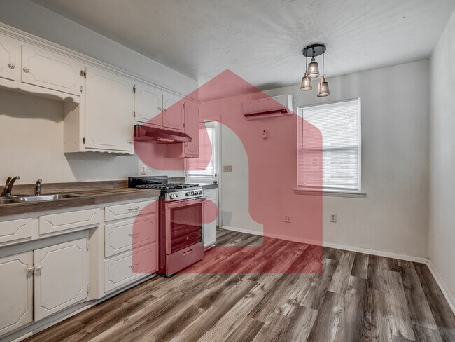 Building Photo - 224 W 5th St