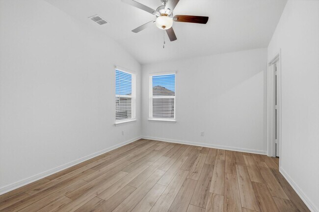 Building Photo - Clean & Modern Townhome with No Carpet and Lawn Service Included