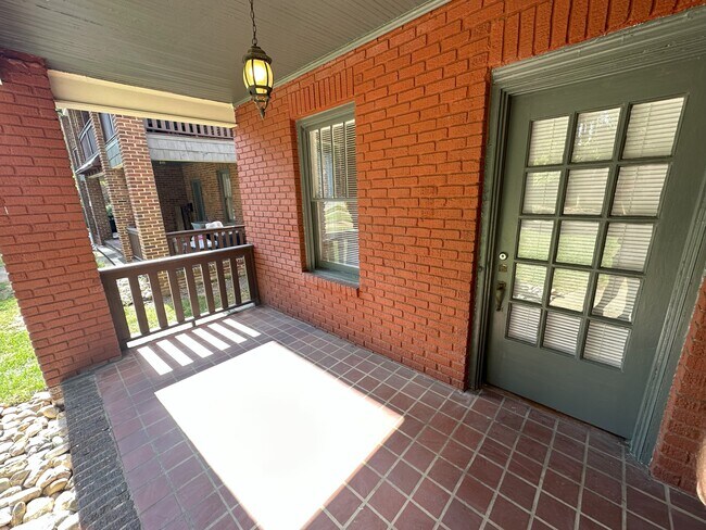 Building Photo - 605 Lamar Ave