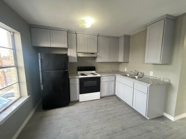 Building Photo - 705 Bustamante St