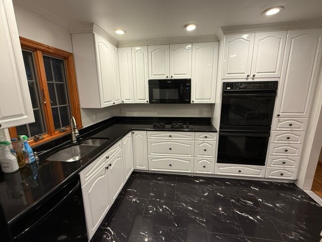 Building Photo - Charming 3BR apartment in East Meadow