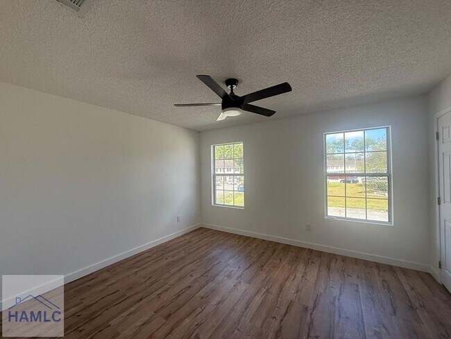 Building Photo - 1100 Pineland Ave