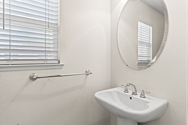 Building Photo - Spacious 2 Bed, 2.5 Bath Townhouse in Gate...
