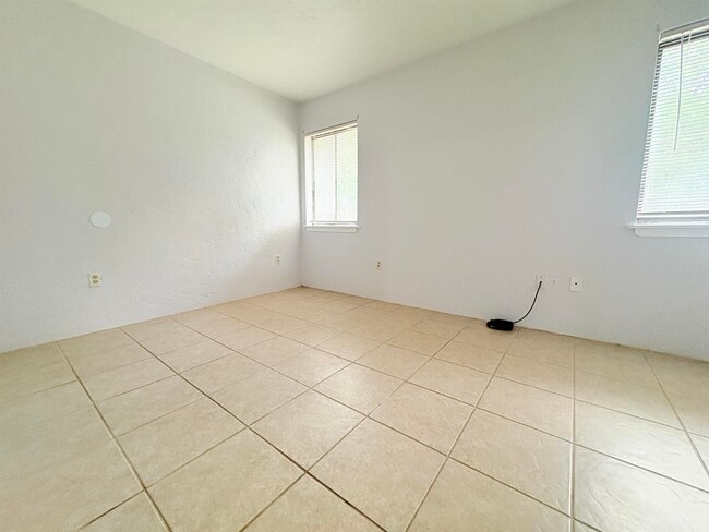 Building Photo - 1007 Sutor Rd