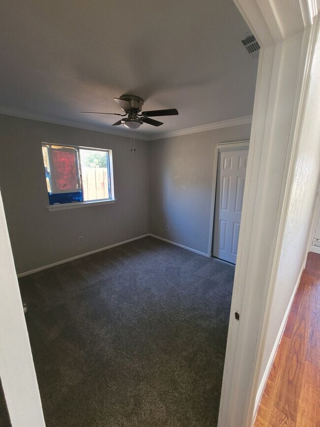 Building Photo - Modern living in Mesquite