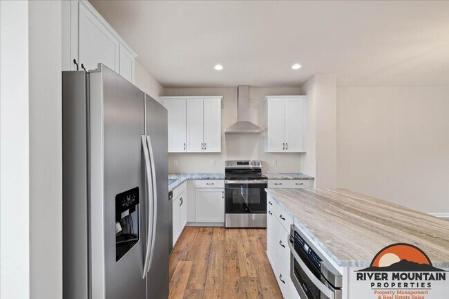 Building Photo - Charming Townhome with Garage and Bonus Room