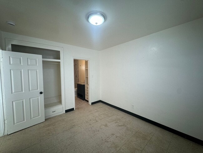 Building Photo - Cozy two bedroom in 93308!