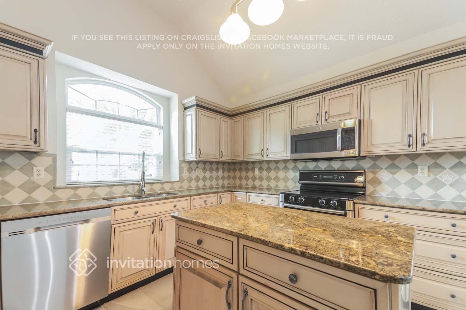 Building Photo - 2710 Honeysuckle Dr