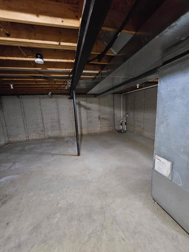 Building Photo - 9501 Lauder St