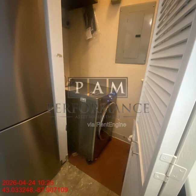 Building Photo - 234 N Broadway