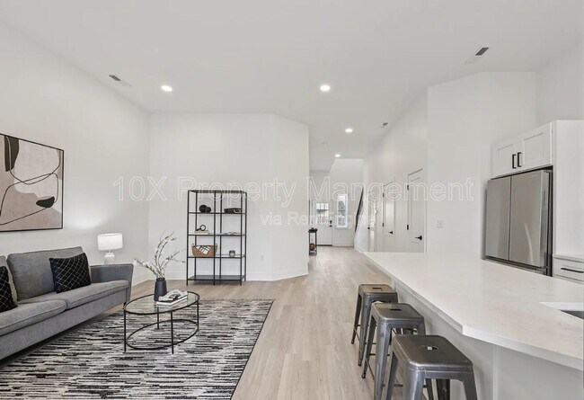 Building Photo - 92 E Innis Ave