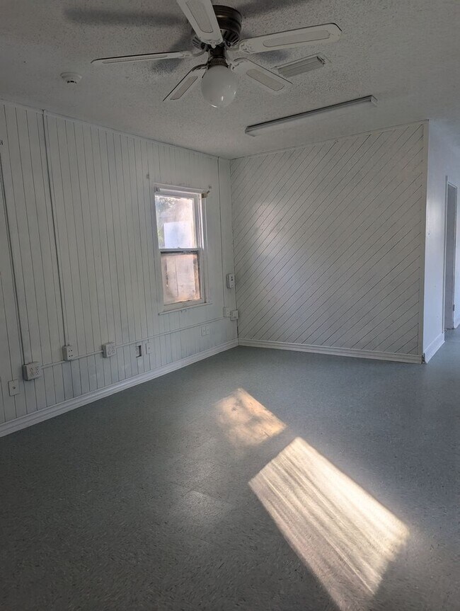 Building Photo - Nice 2 bedroom, 1 1/2 bath in convenient l...