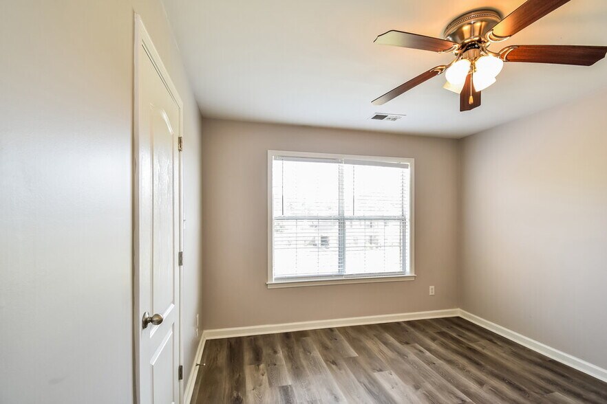 Building Photo - 1275 Heritage Lake Dr