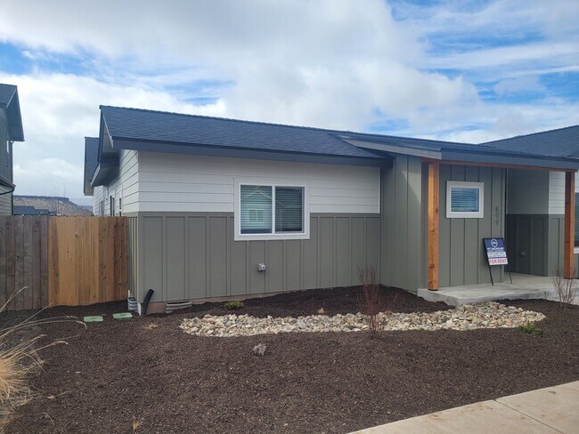 Building Photo - 899 NE Discovery Loop