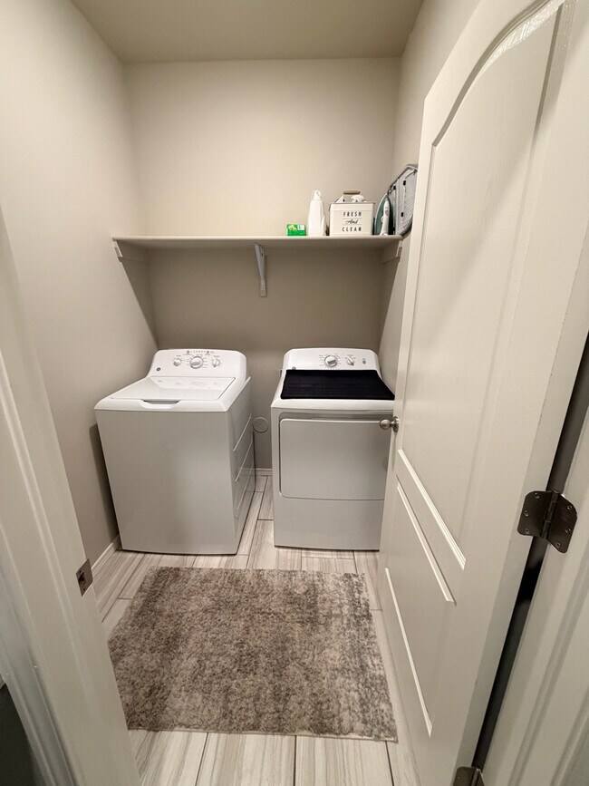 Building Photo - 1418 Santa Thomas St