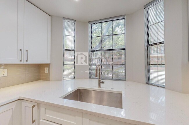 Building Photo - Highly Upgraded 2-Bedroom Townhome Available for Rent!