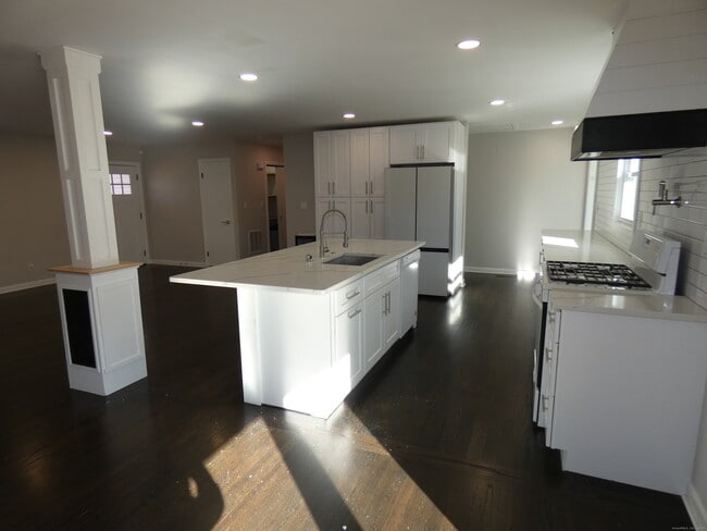 Building Photo - 6 Greenfield Dr