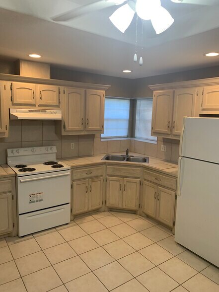 Building Photo - 1705 W Portales Dr