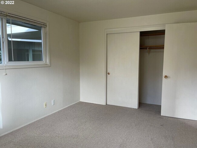 Building Photo - 2 Bedroom 1 Bathroom Home with a Backyard!