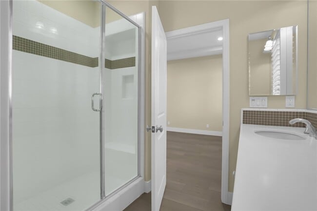 Building Photo - 64 Bianco