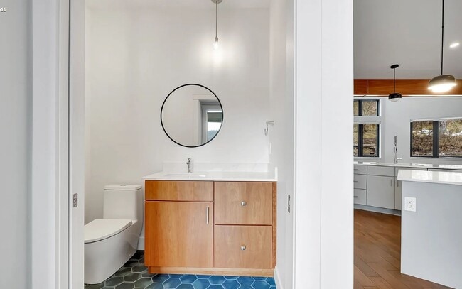 Building Photo - Beautiful Modern Condo in Rattlesnake