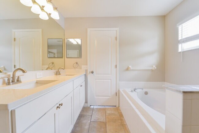 Building Photo - 12432 Tree Pointe Ct