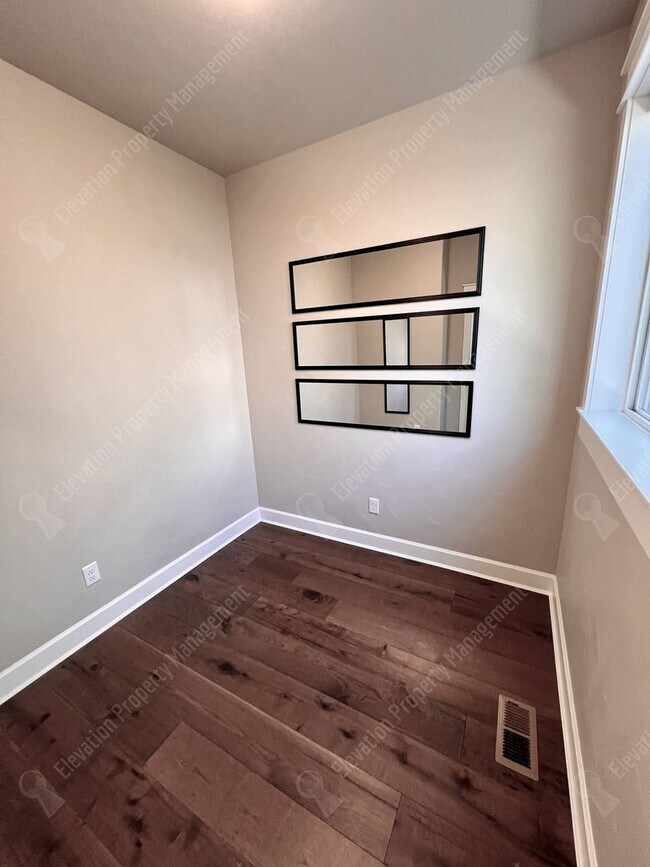 Building Photo - 4 BR - 2.5 BA Luxury Golf Course Living on...