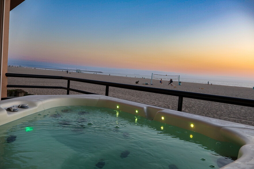 Building Photo - 3505 Ocean Front Walk