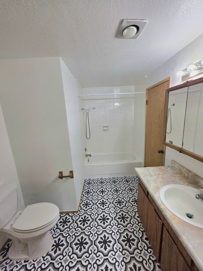 Building Photo - Renton Sunset Heights Condominiums - 2 bedroom 1 bathroom lower floor unit - Water, Sewer & Garba...