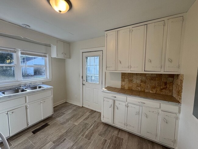 Building Photo - 2/1 House in East Rome with bonus room- $995