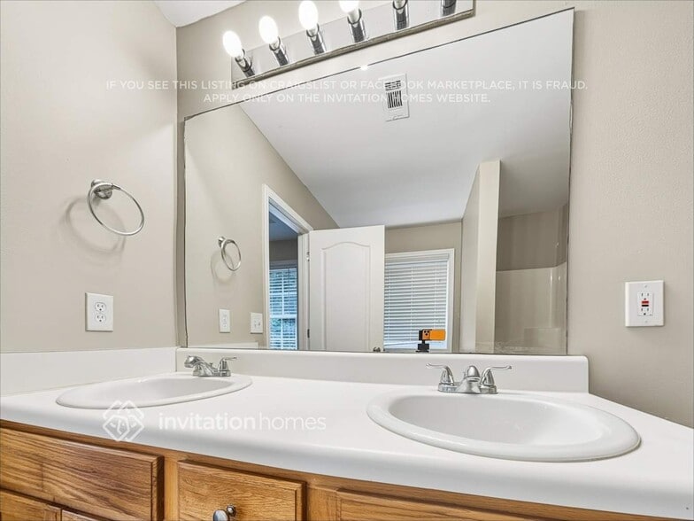 Building Photo - 4730 Camelot Dr