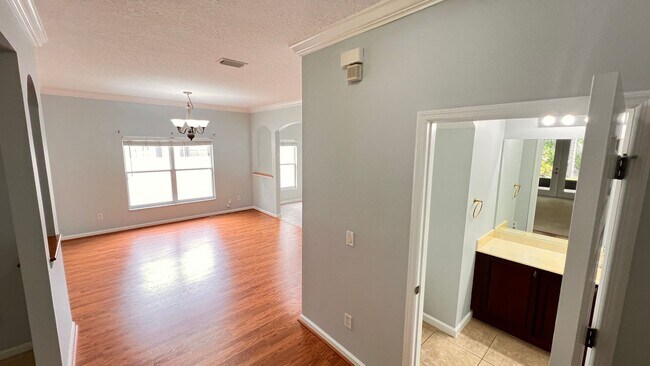 Building Photo - Available NOW! Stunning 4-Bedroom Home in ...