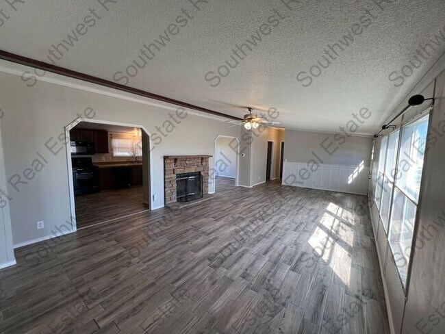 Building Photo - Spacious 3 bedrooms 2 baths home- Storage ...