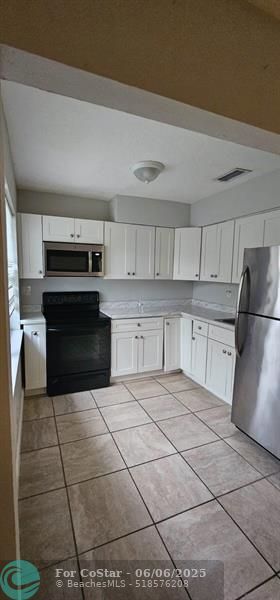 Building Photo - 651 NE 46th Ct