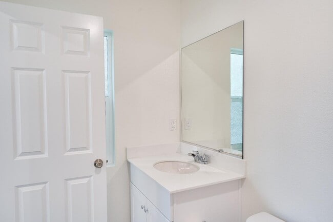 Building Photo - 729 Daniel Freeman Cir