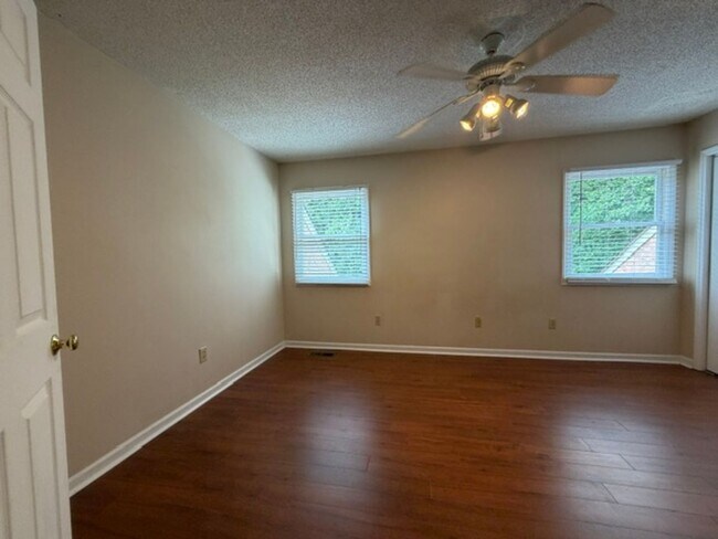 Building Photo - 3 or 4 Bedroom / 3.5 Bath Condo Kingsport, TN 37663